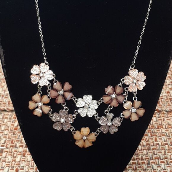 New LUX Flower Necklace New With Tags - Picture 2 of 3